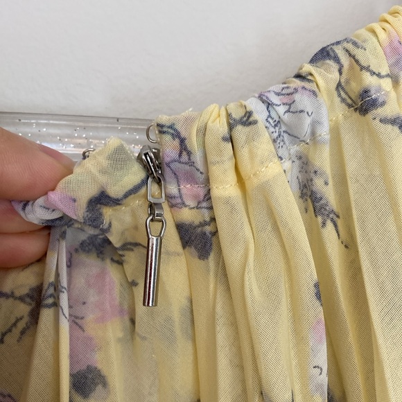 Rebecca Taylor Size: 2 Cotton/Silk Blend Sleeveless Floral Blouse. Lemon Rose. - Picture 7 of 10